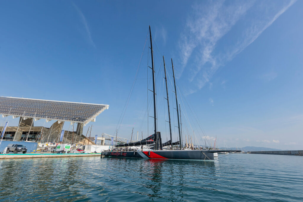Yate de lujo en Marina Port Fòrum