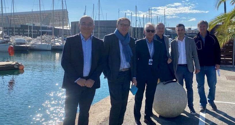 Hombres en Marina Port Fòrum junto al puerto