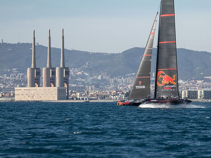 Alinghi Racing navega en Barcelona.