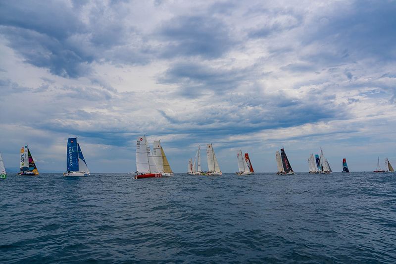 Regata de veleros en el mar bajo cielo nublado