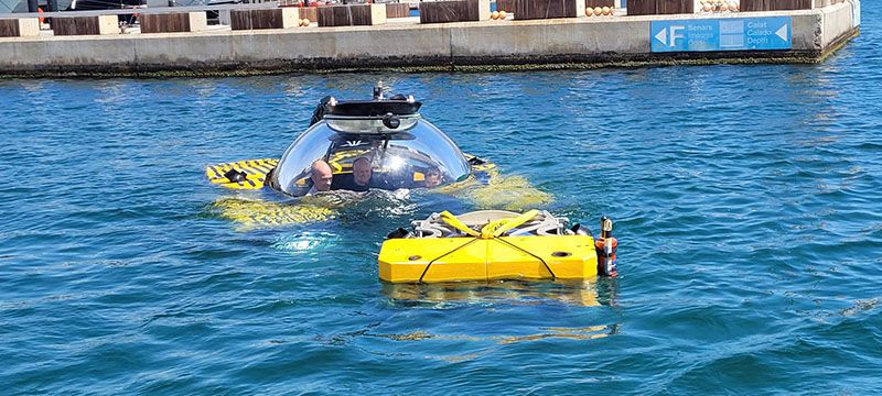 Submarino Triton en el agua con personas dentro
