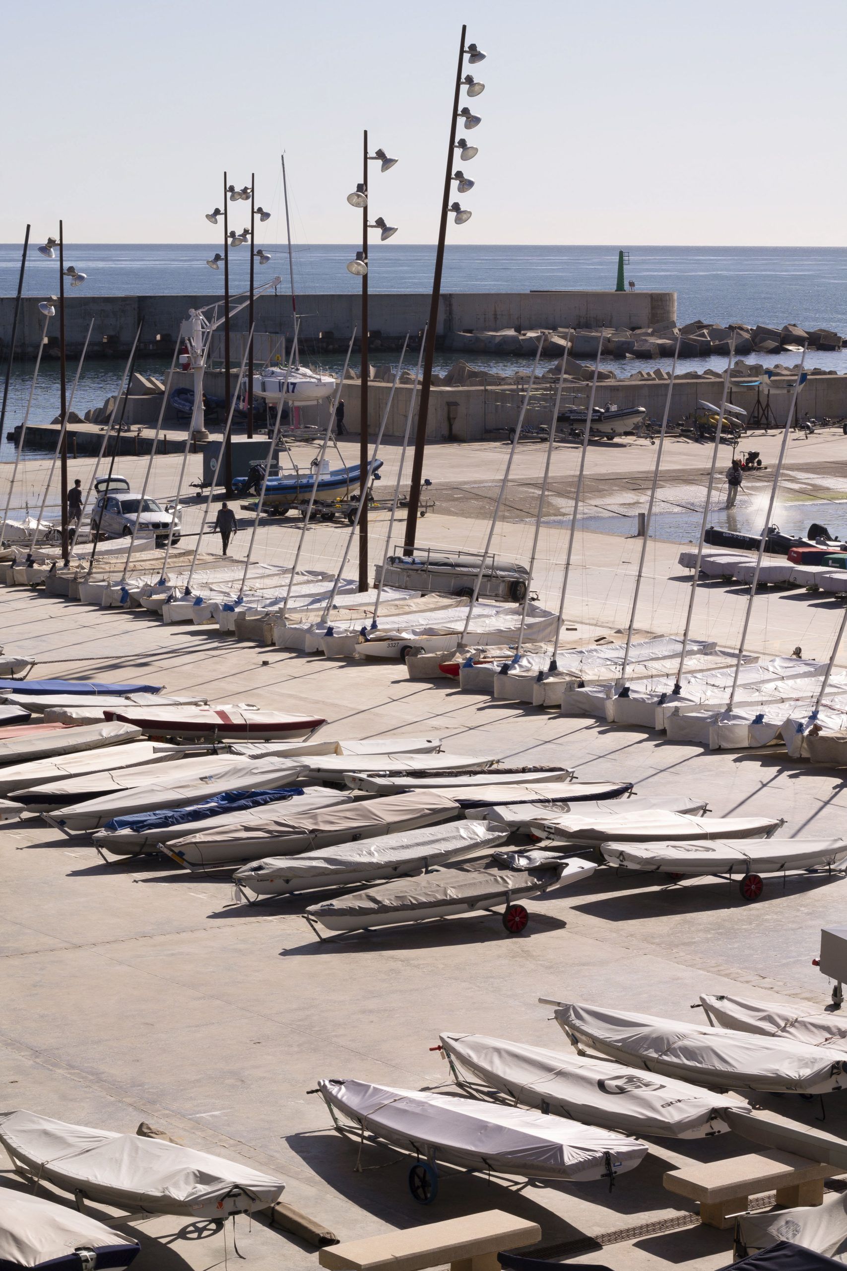 Barcos de vela almacenados en el puerto