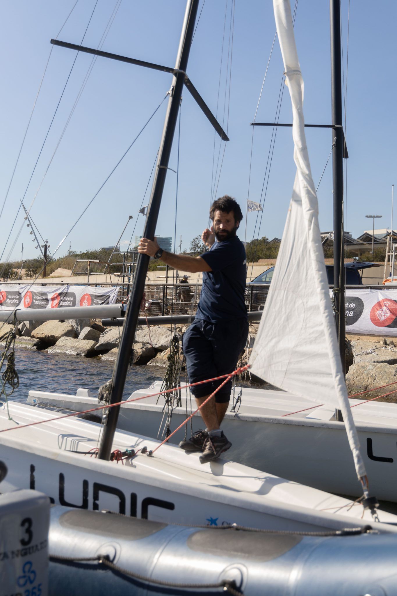 Hombre en catamarán en Barcelona