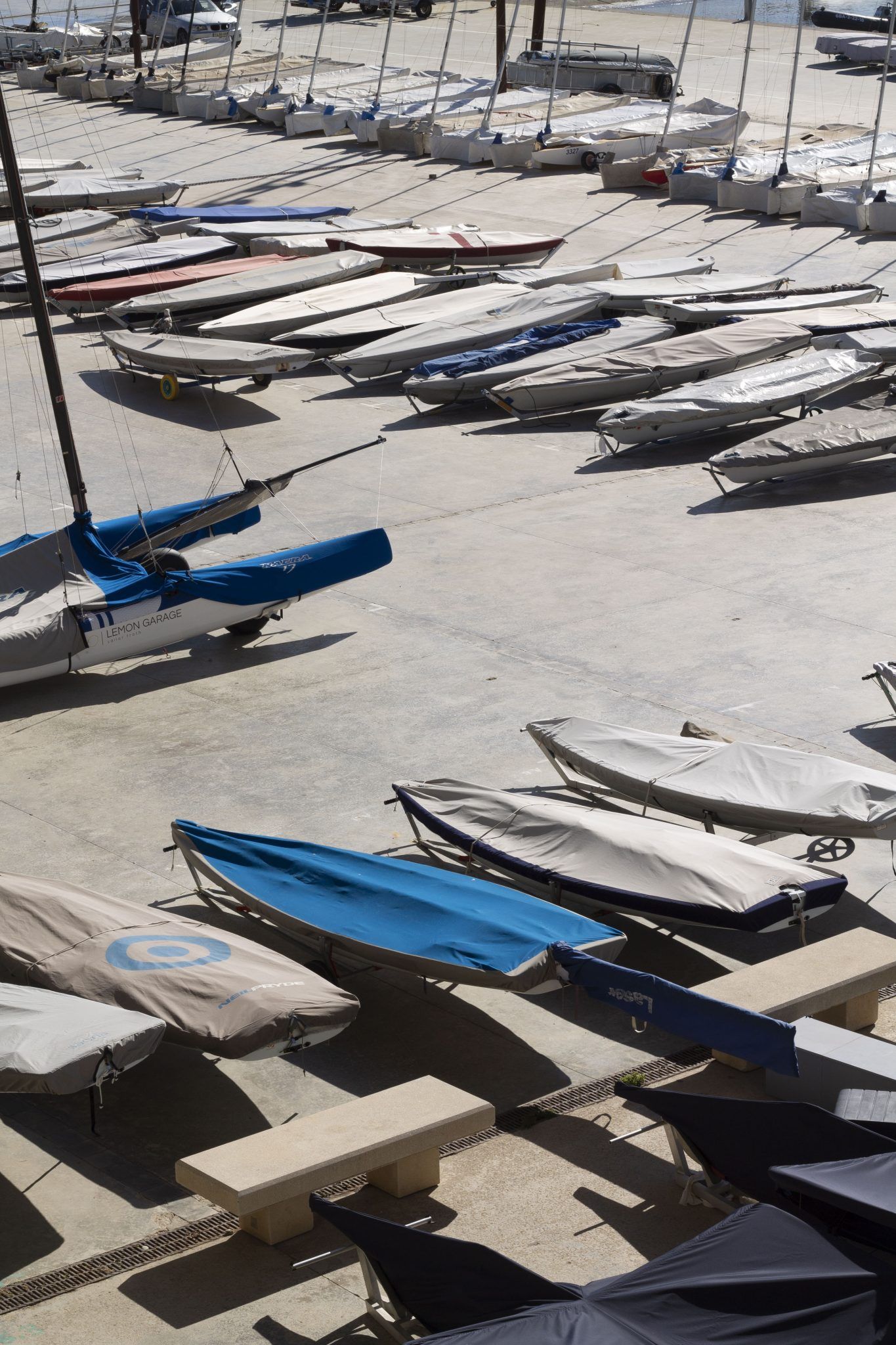 Barcos de vela cubiertos en un puerto deportivo.