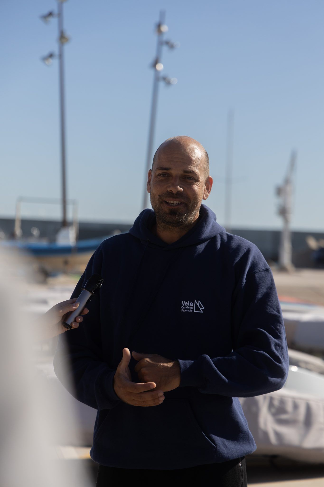 Hombre con sudadera Vela Catalana