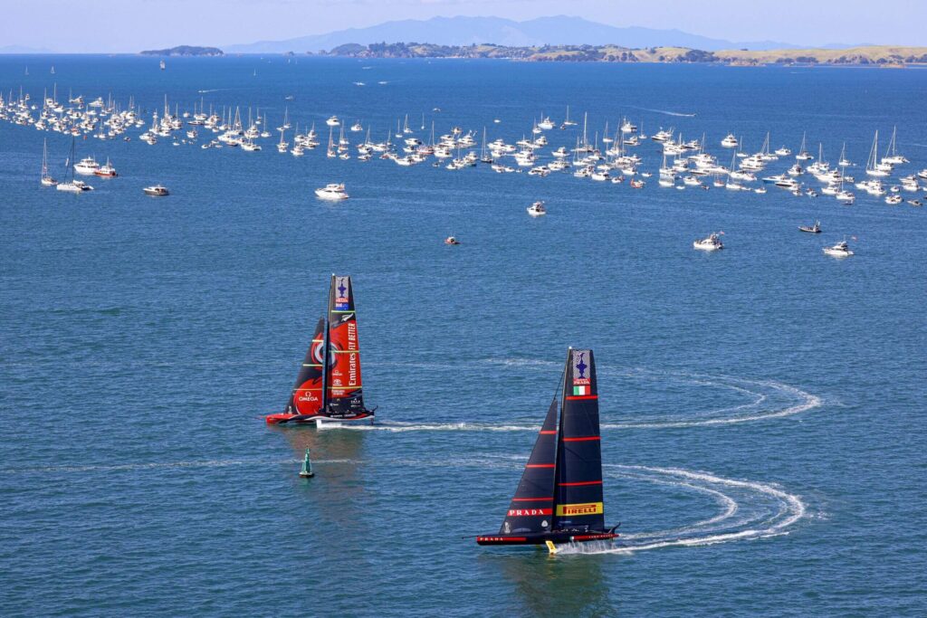 Dos barcos de vela de la Copa América en el agua.