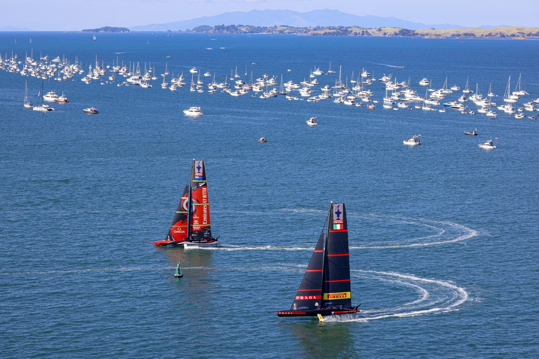 Dos barcos de vela compitiendo en la Copa América