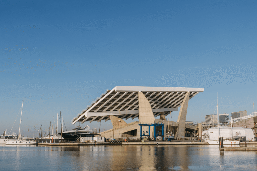 Puerto deportivo con estructura moderna y yates.