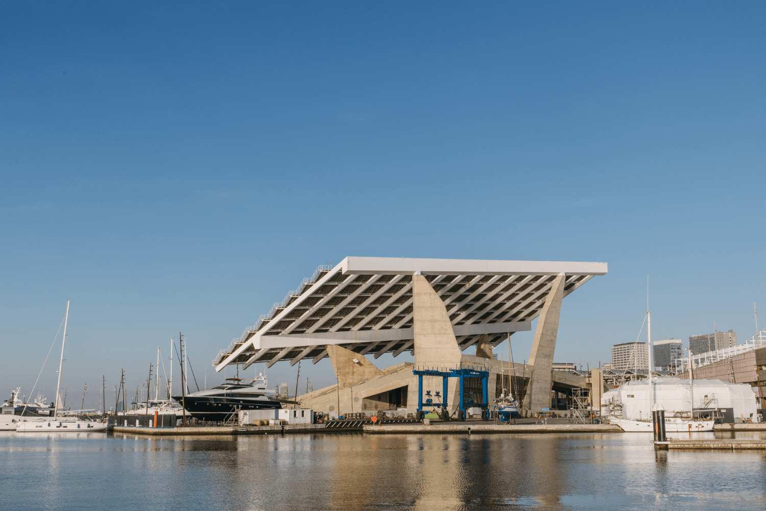 Puerto deportivo con estructura moderna y barcos