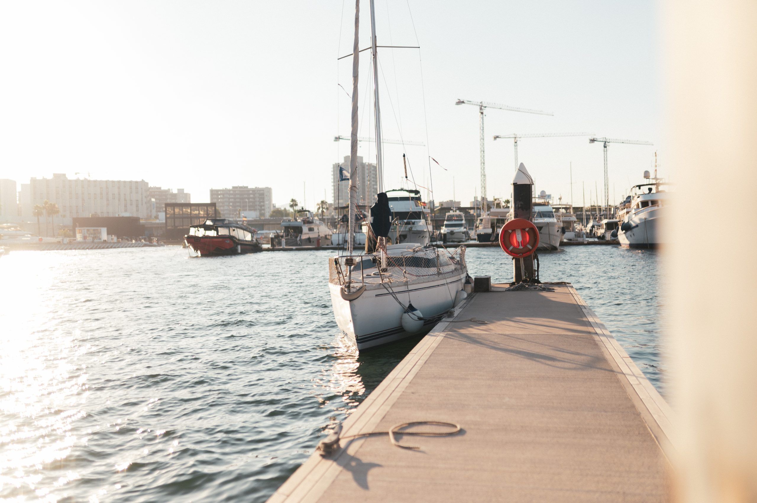 Velero atracado en el muelle con agua brillante