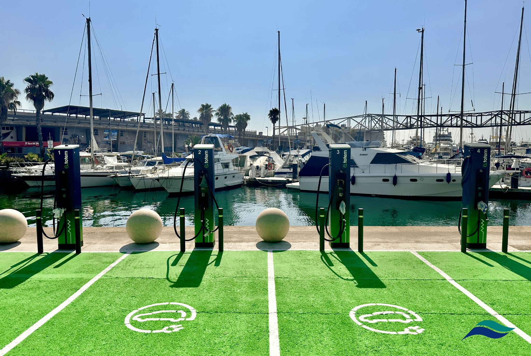 Estación de carga para barcos eléctricos en puerto.