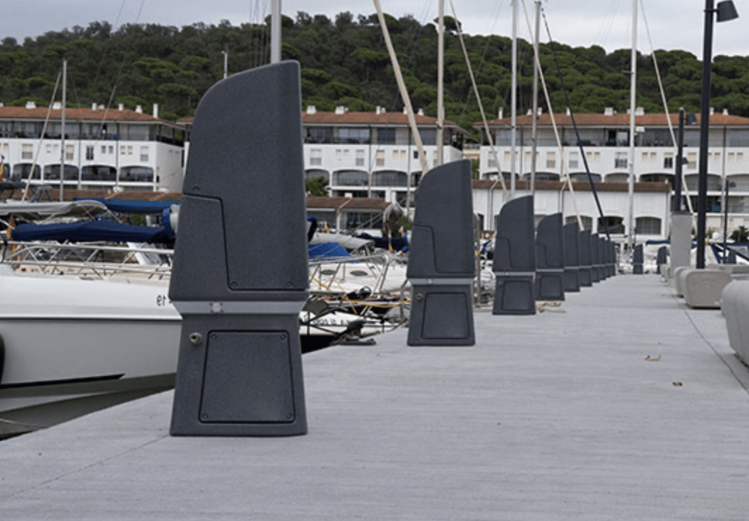 Amarres de yates en un puerto deportivo.