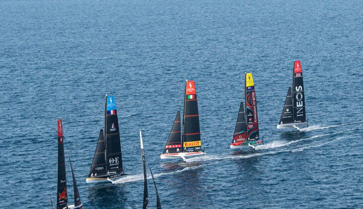 Regata de la America's Cup con varios veleros.