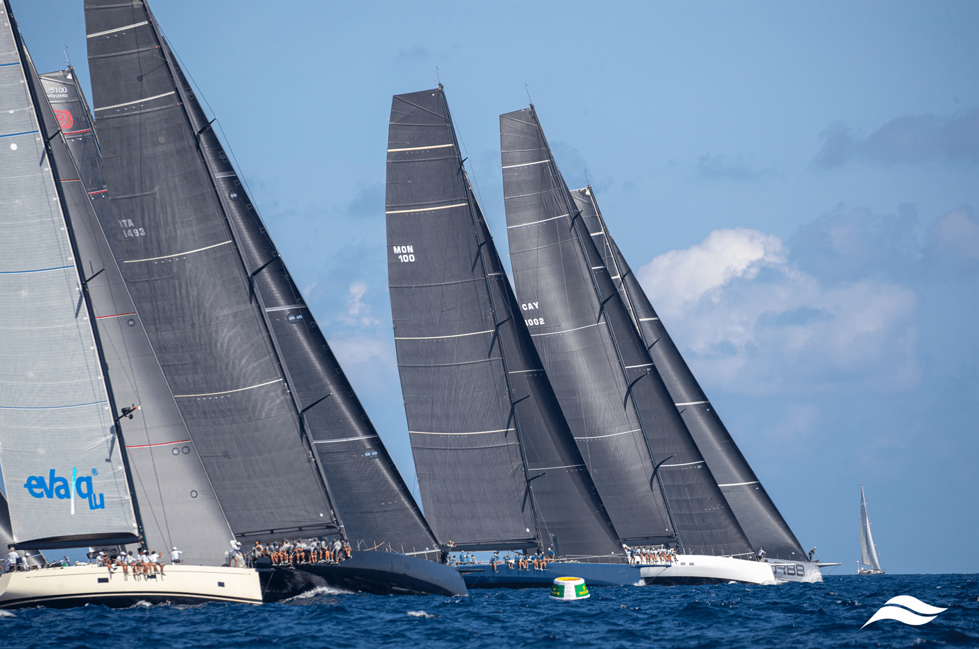 Regata de maxi yates en el mar