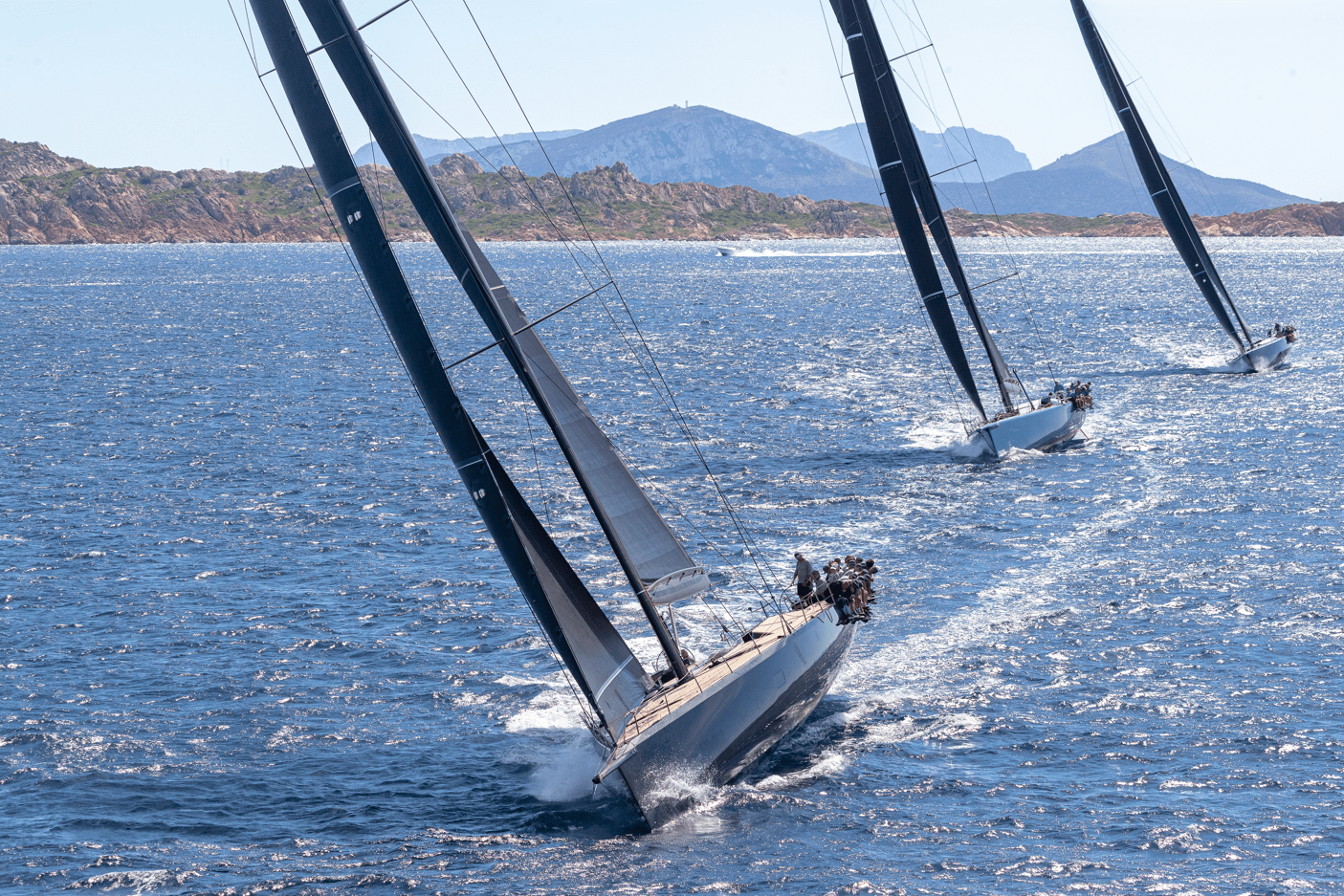 Regata de maxi yates en el mar