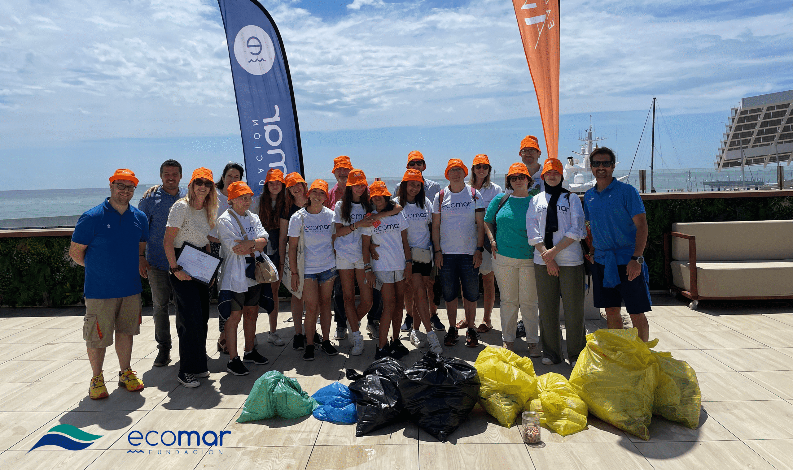 Voluntarios de Ecomar limpian la playa en Barcelona.