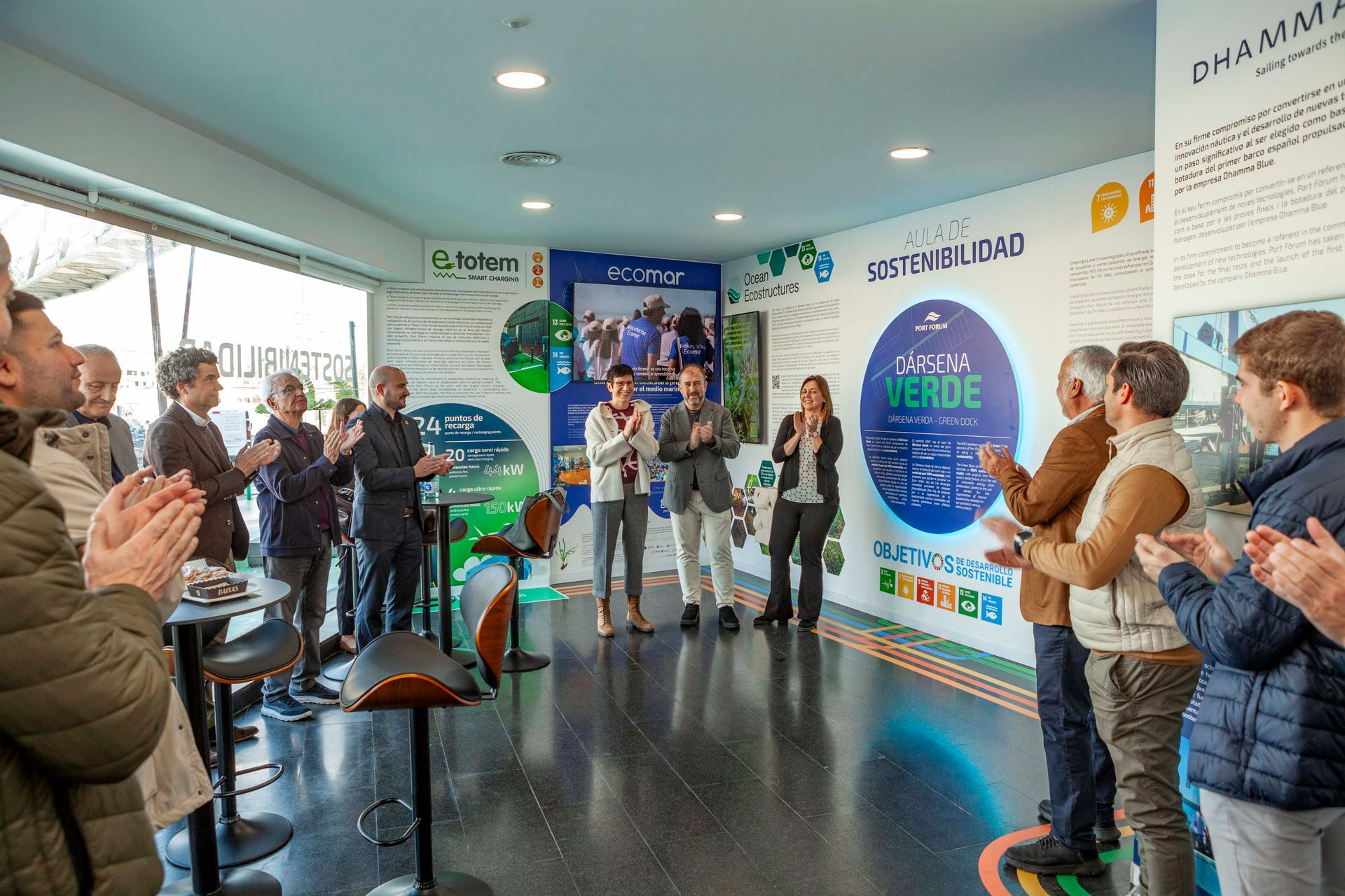 Grupo de personas aplaudiendo en Port Fòrum