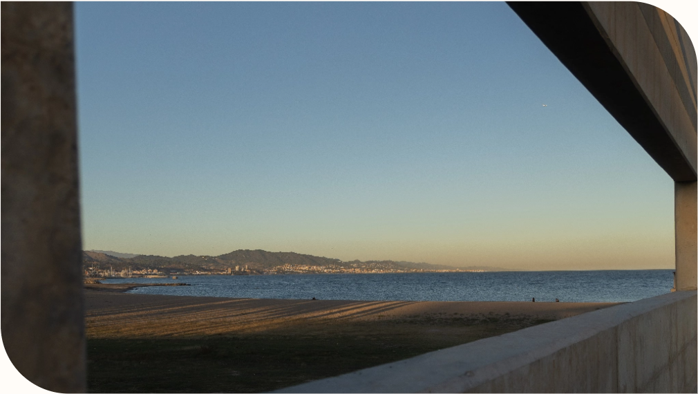 Vista de la playa y el mar desde una estructura.