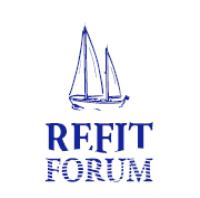 Logotipo de Refit Forum con velero azul.