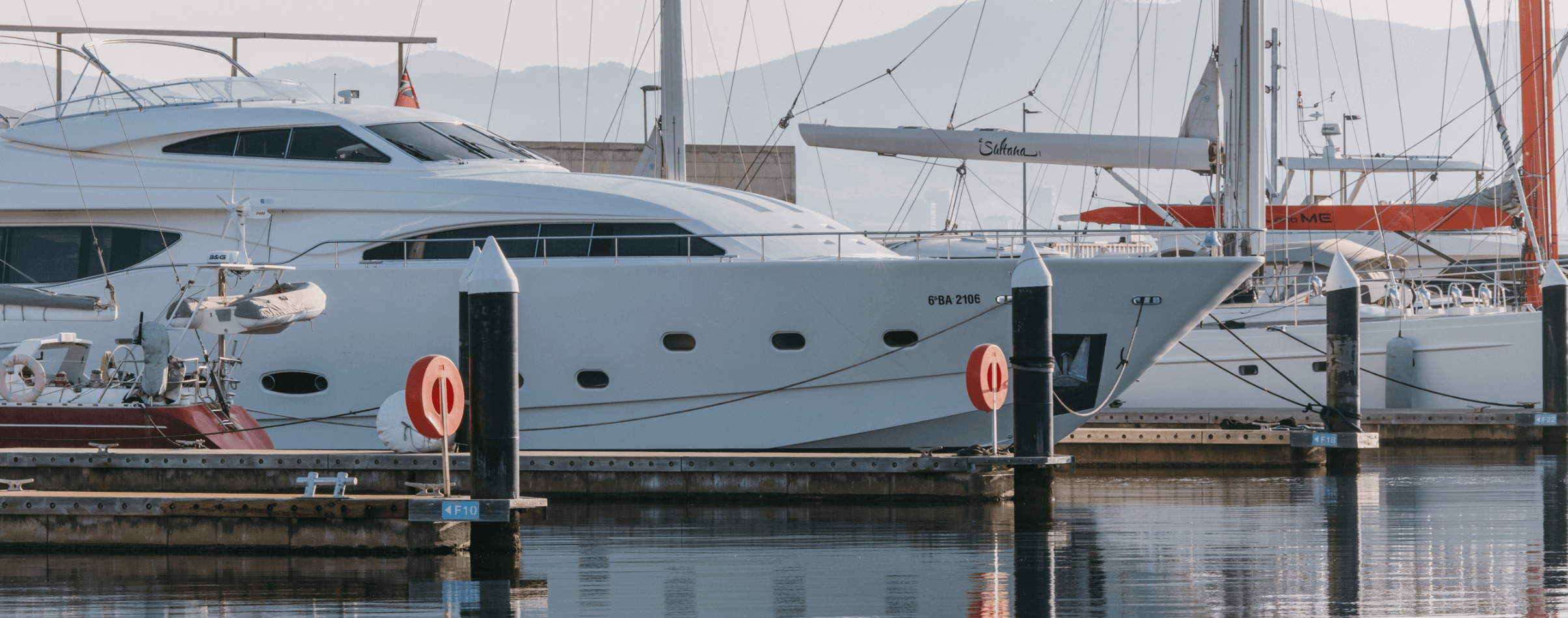 Iots amarrats en Port Fòrum