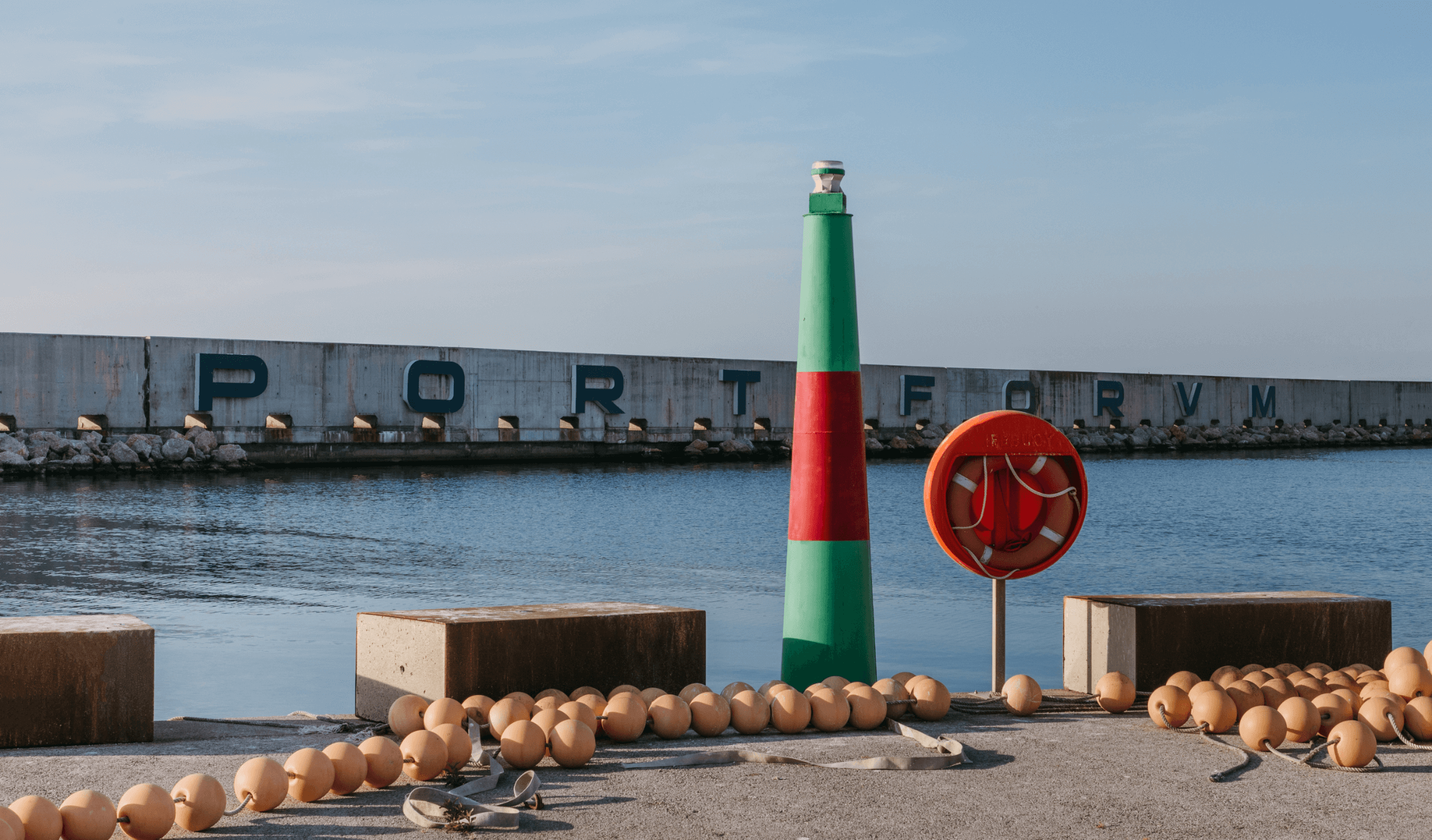 Puerto con boyas, señalización y salvavidas