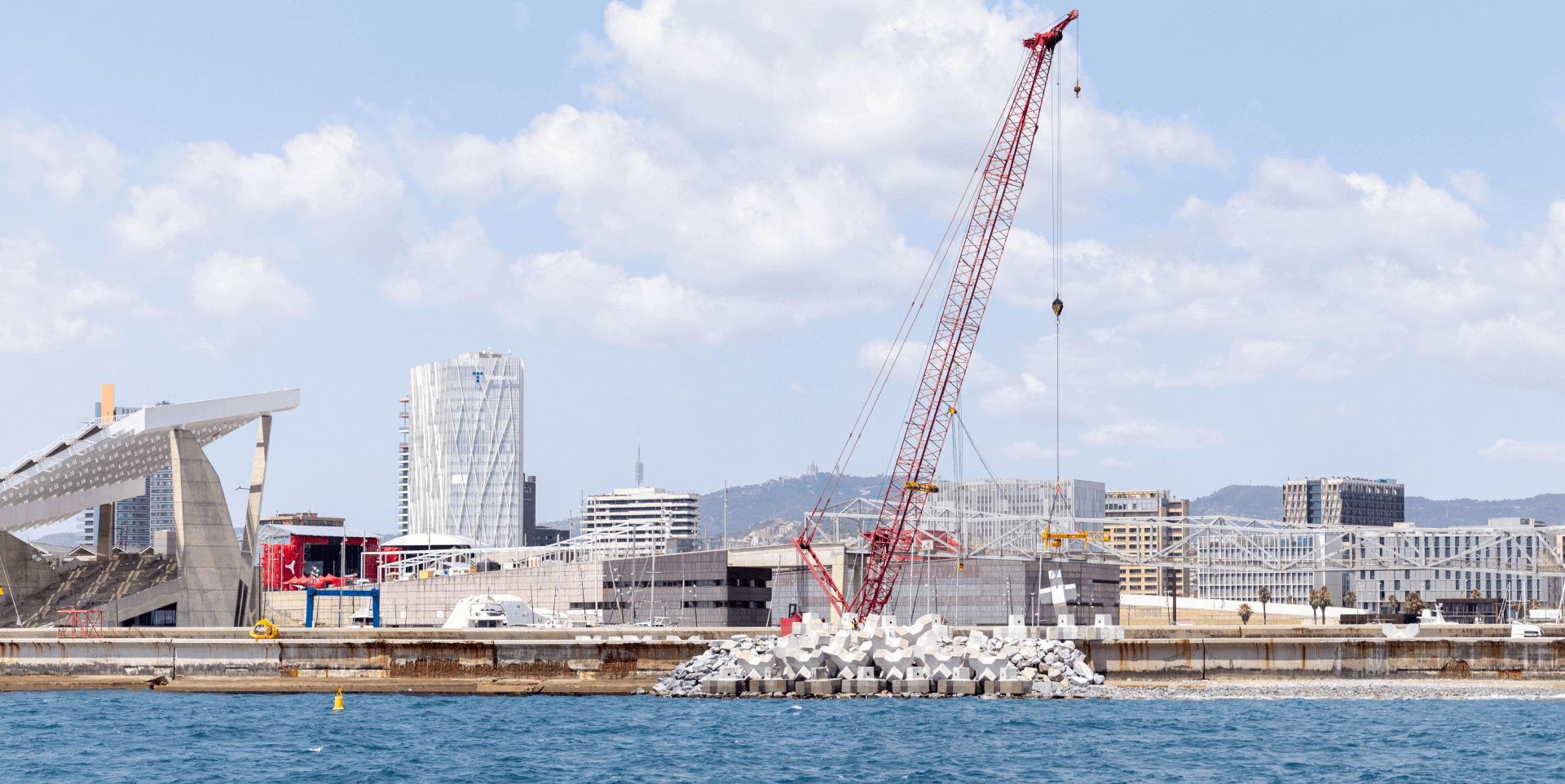 Grúa roja en el Port Fòrum de Barcelona