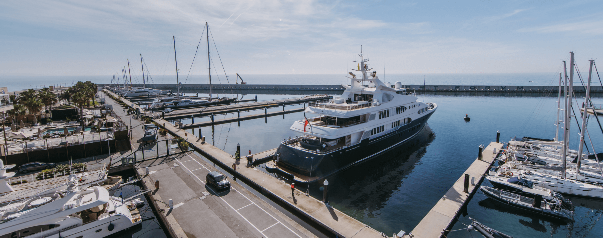 Yate de lujo en puerto deportivo