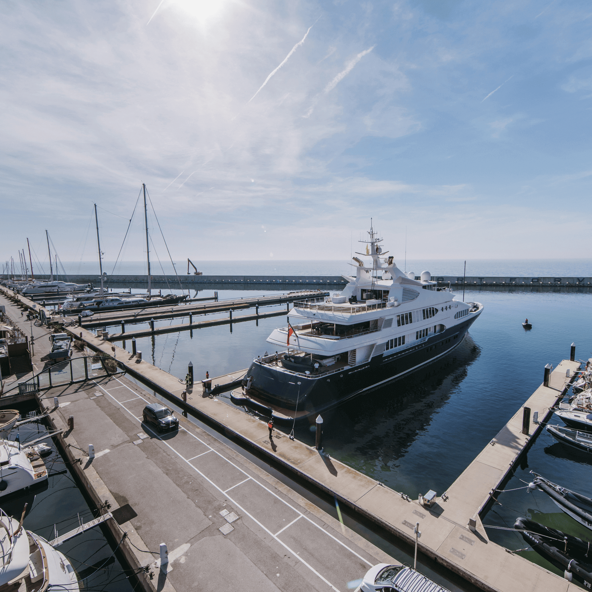 Yate de lujo atracado en el puerto deportivo