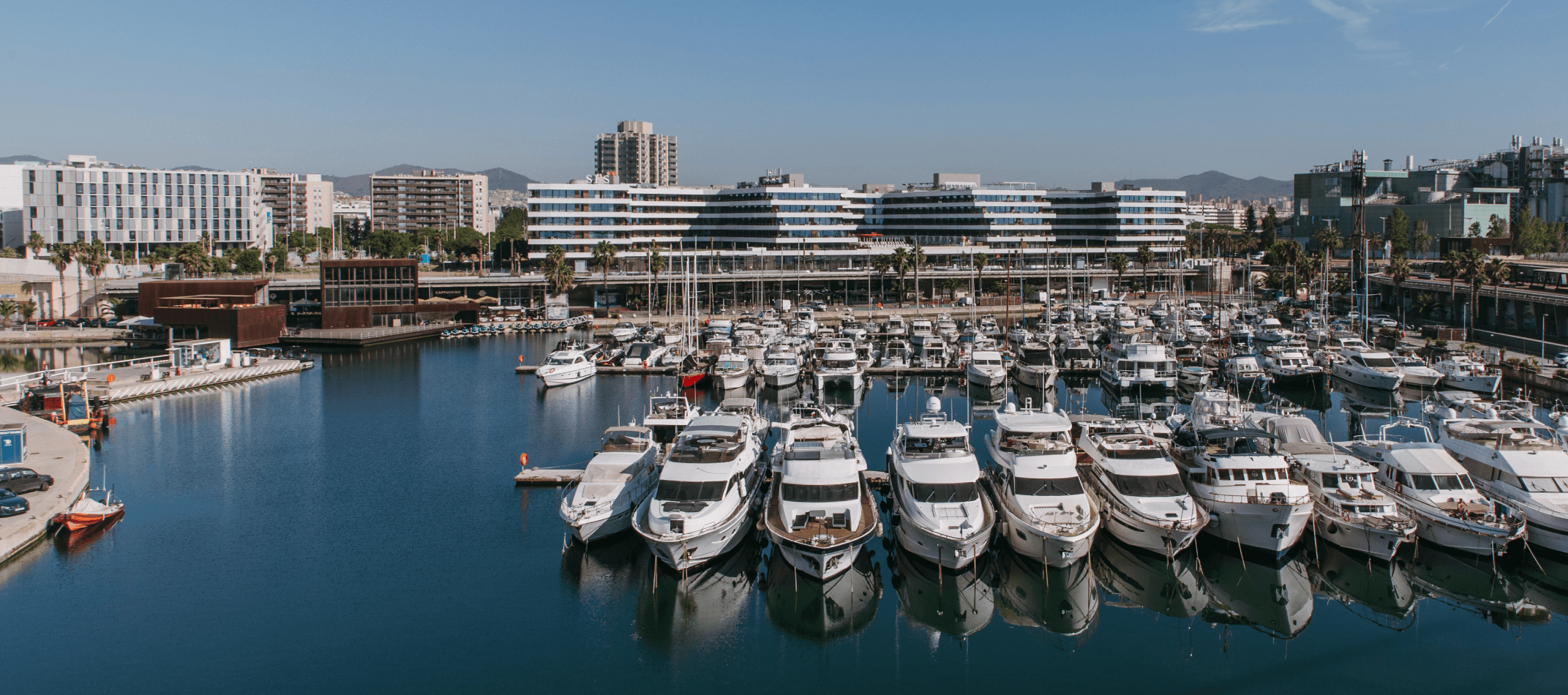 Port Fòrum, puerto deportivo de Barcelona con yates amarrados
