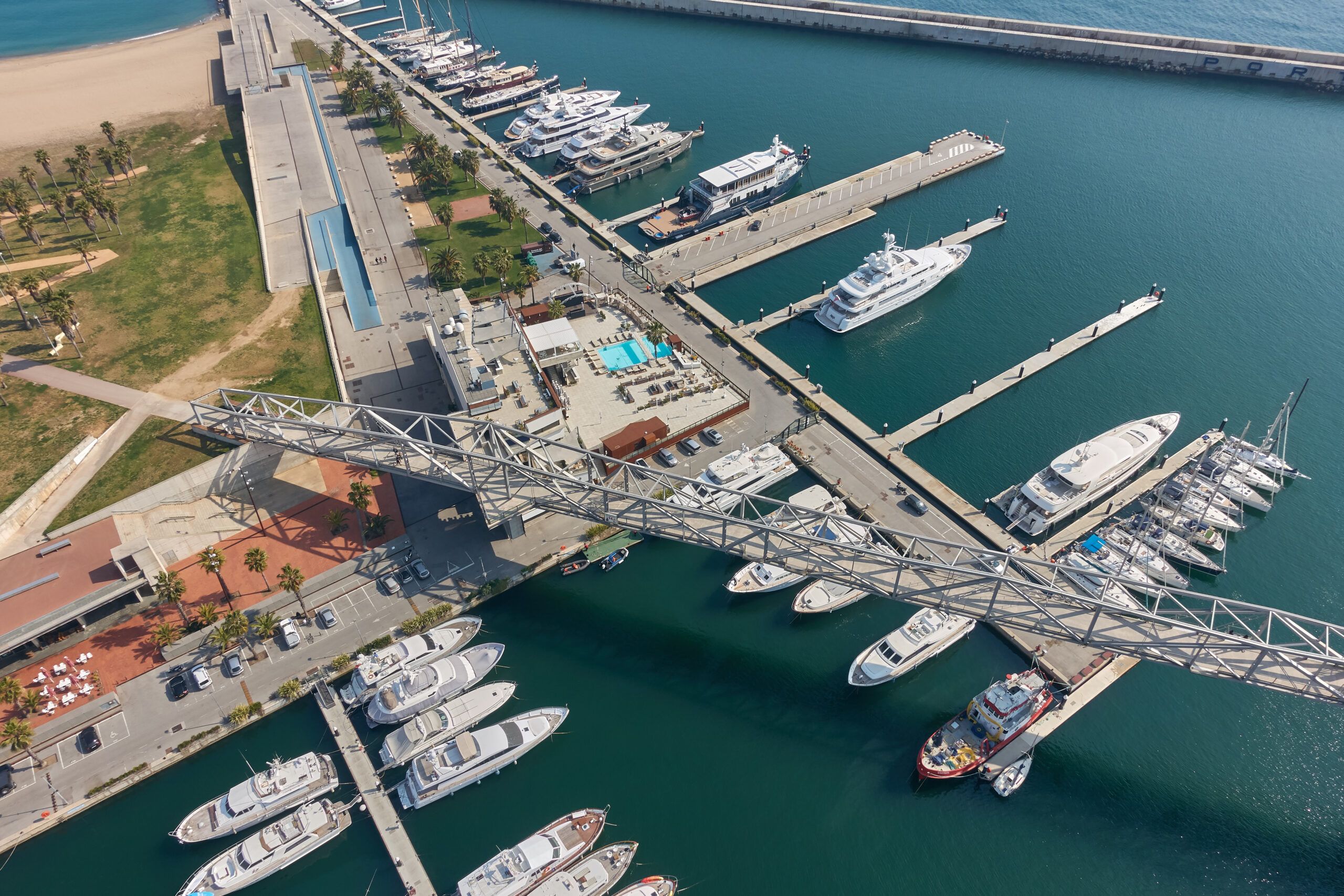 Vista aérea del Port Fòrum con yates atracados.