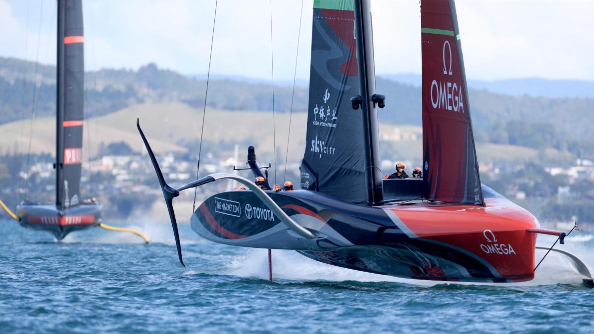 Barcos de la America's Cup navegando en el agua.