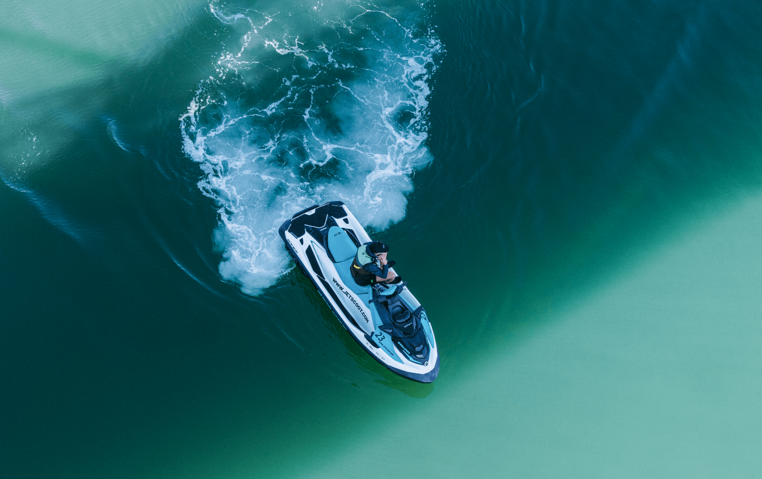 Moto acuática en el mar