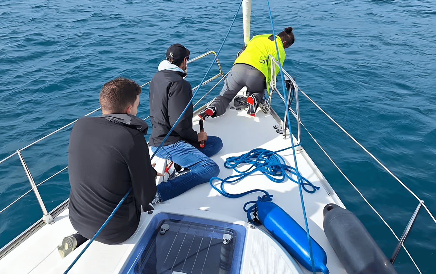 Navegando en velero con amigos.