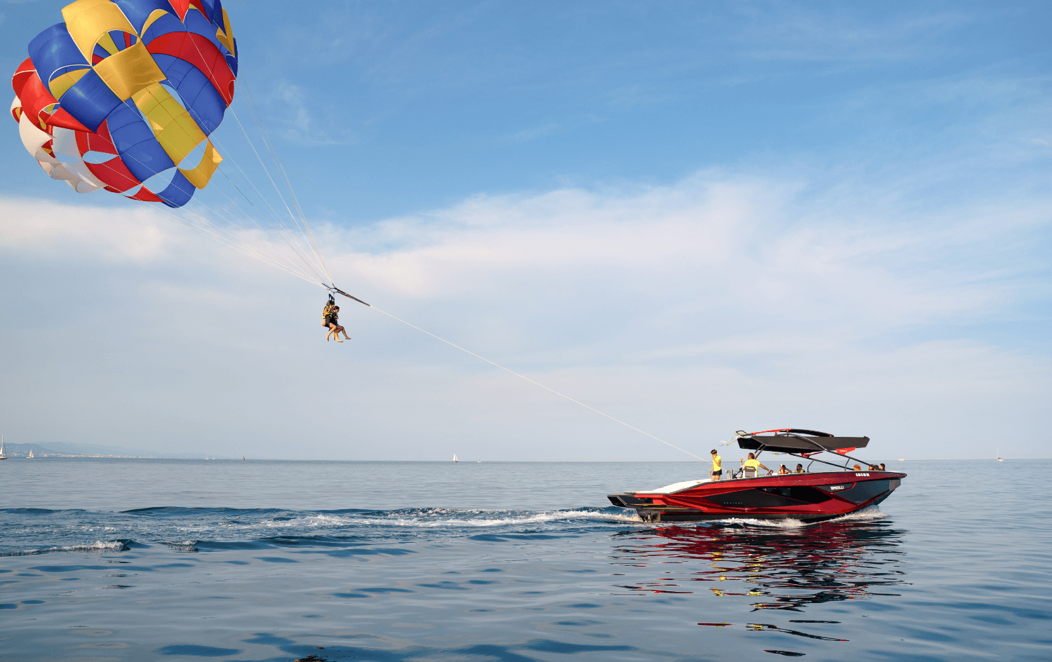 Parasailing en barco sobre el mar azul