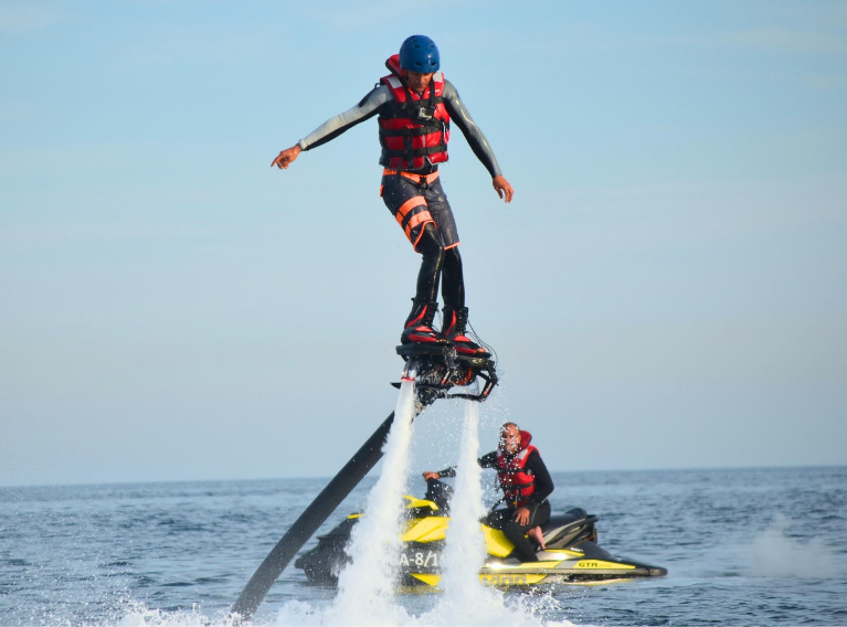 Hombre haciendo flyboard en Port Fòrum