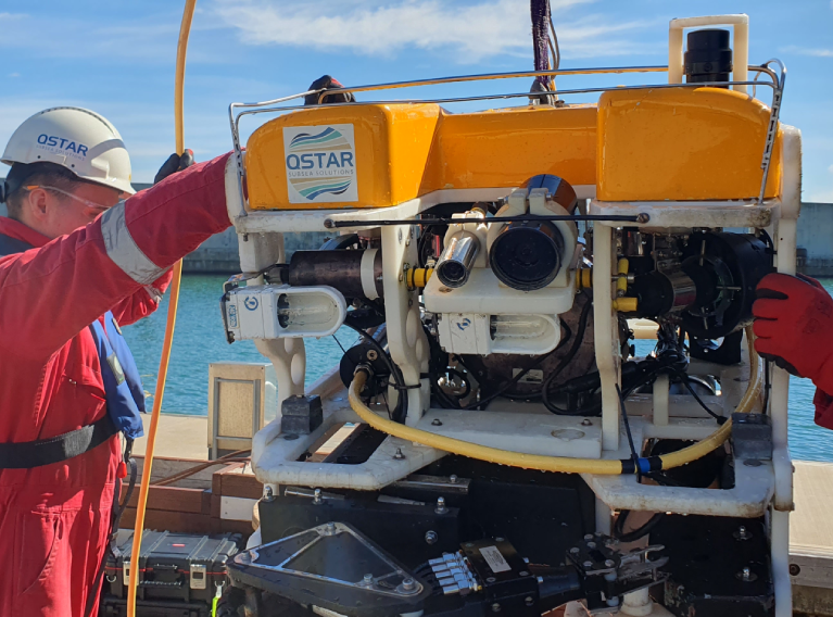 ROV amarillo siendo preparado en el puerto