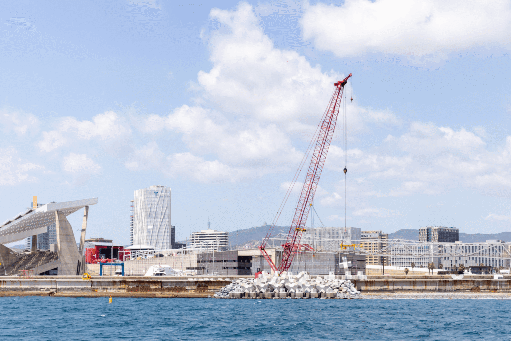Grúa roja en el Port Fòrum de Barcelona.