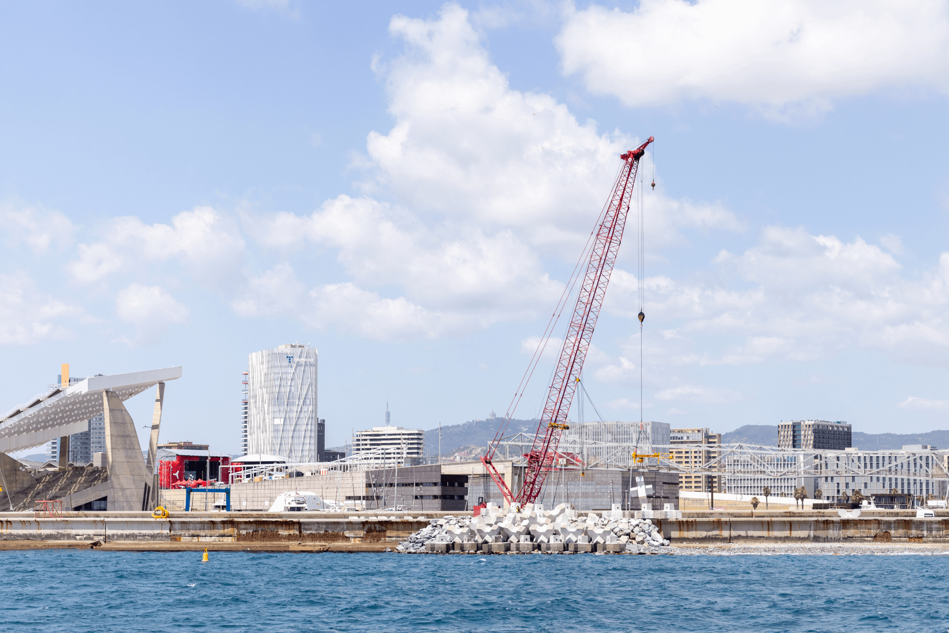 Grúa roja en Port Fòrum, Barcelona
