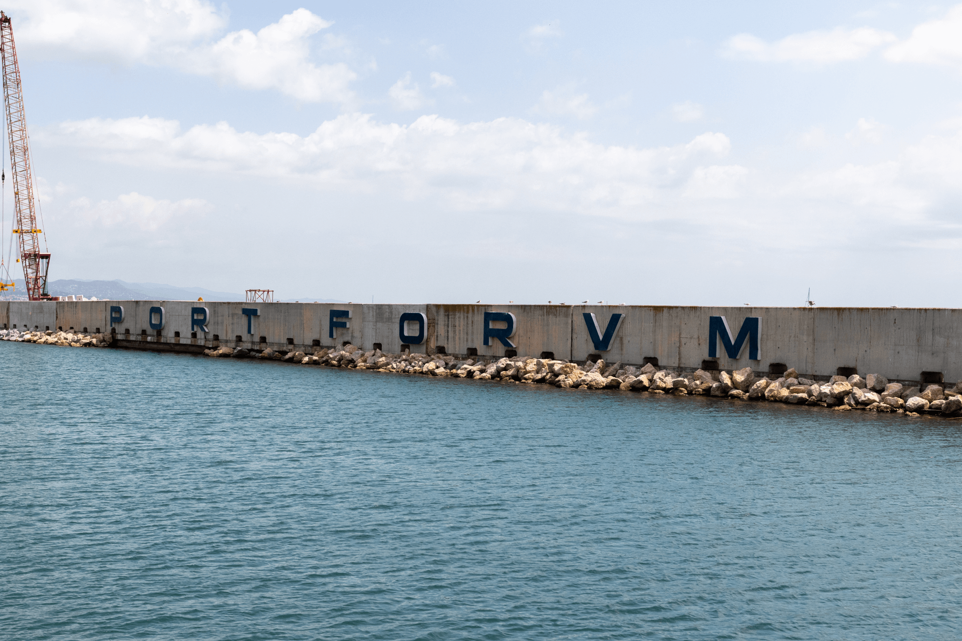 Dique exterior del Port Fòrum con letras.