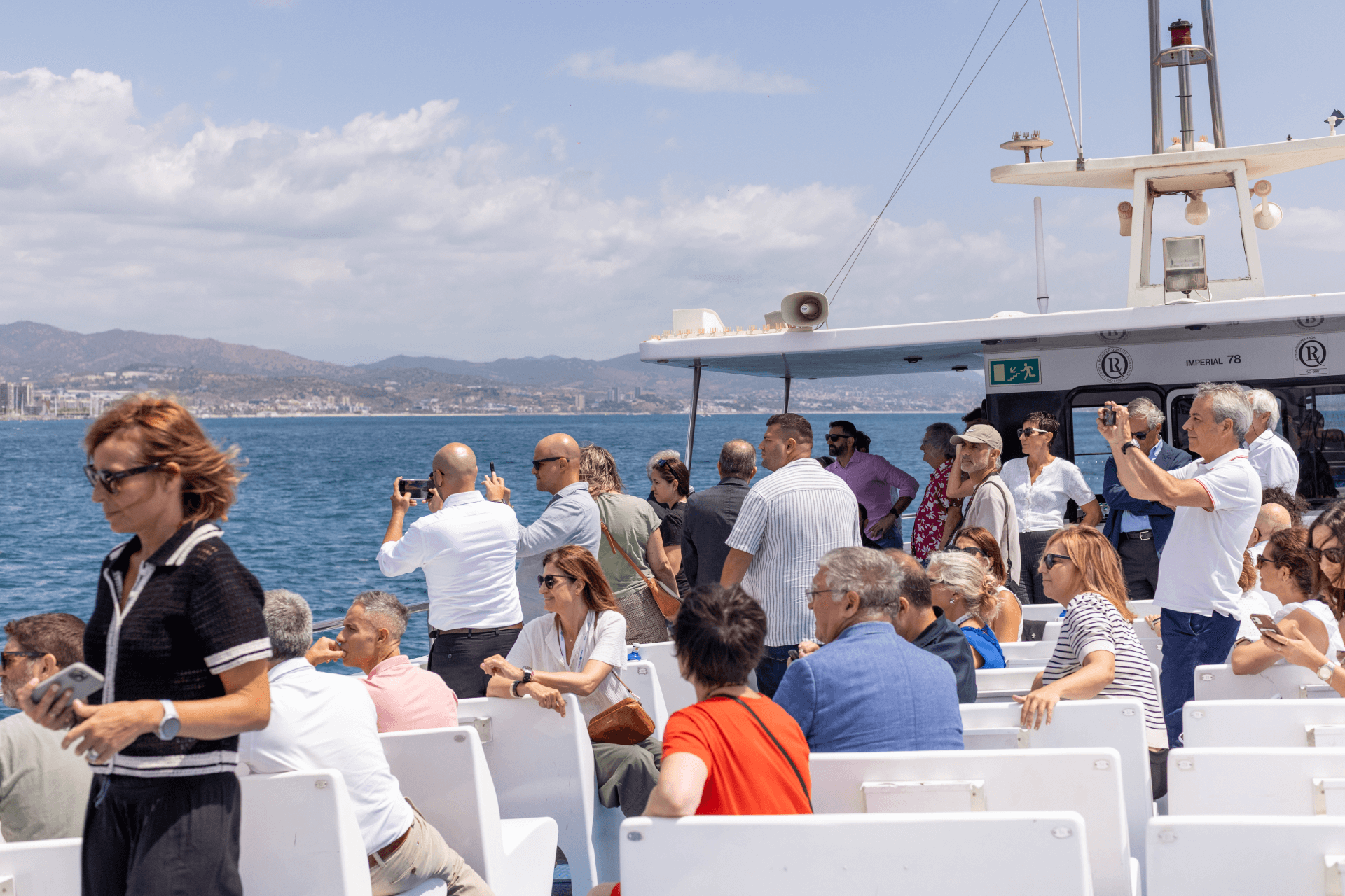 Turistas en barco frente a la costa