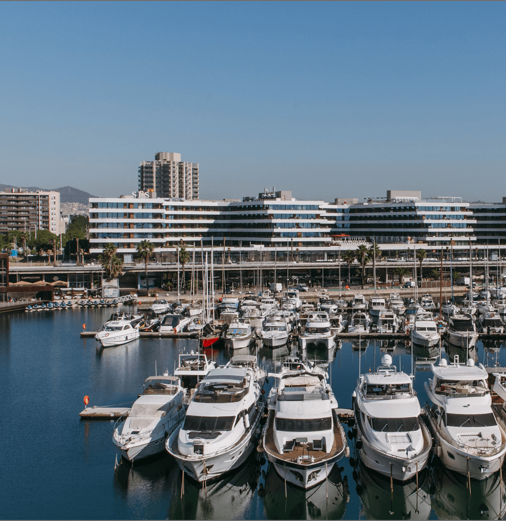 Puerto deportivo con yates y edificios modernos.