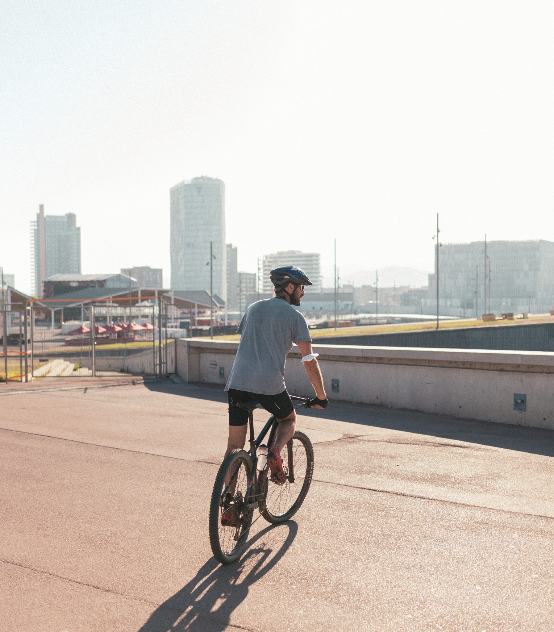 Ciclista en Port Fòrum