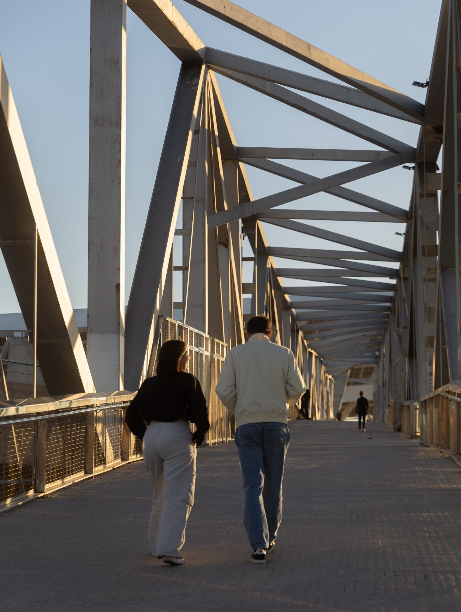 Pareja caminando por el puente de Port Fòrum.
