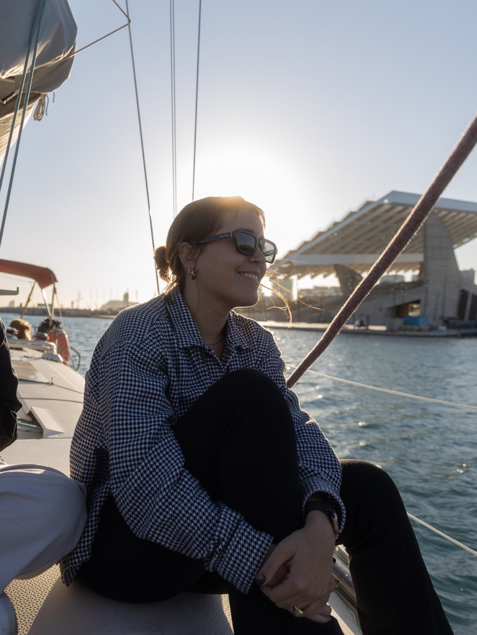 Mujer sonriendo en un velero.