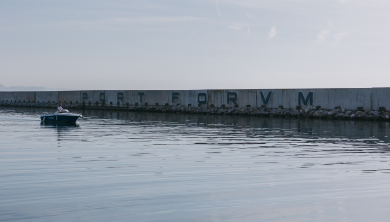 Barco en el puerto, agua tranquila.