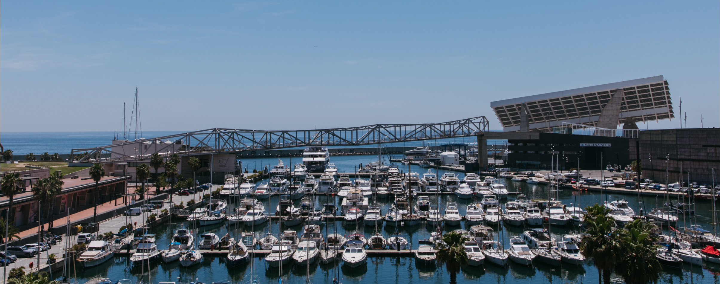 Puerto deportivo de Barcelona con yates