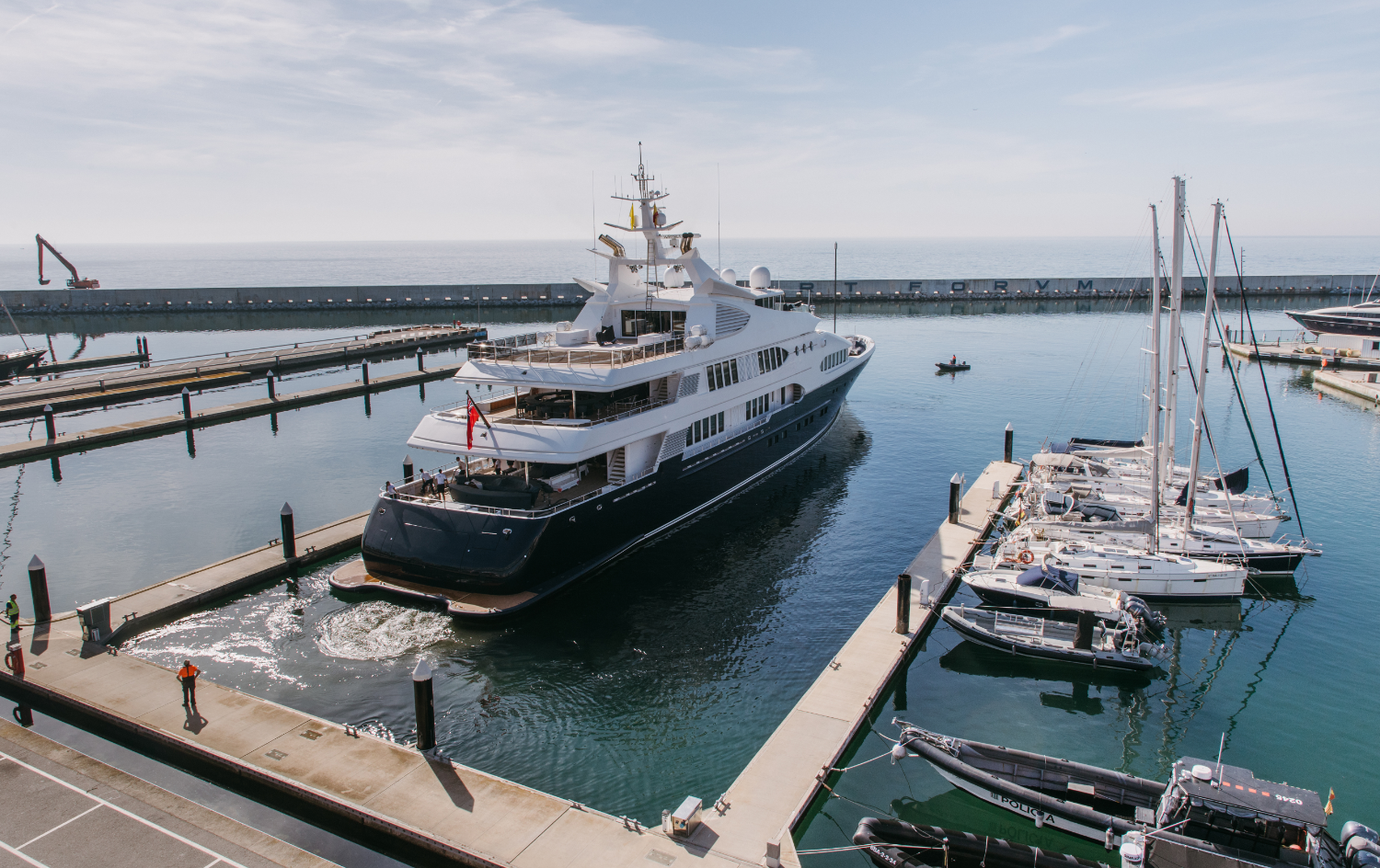 Yate de lujo atracado en la marina.