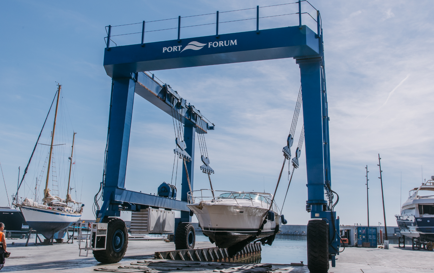 Grúa Port Fòrum elevando barco
