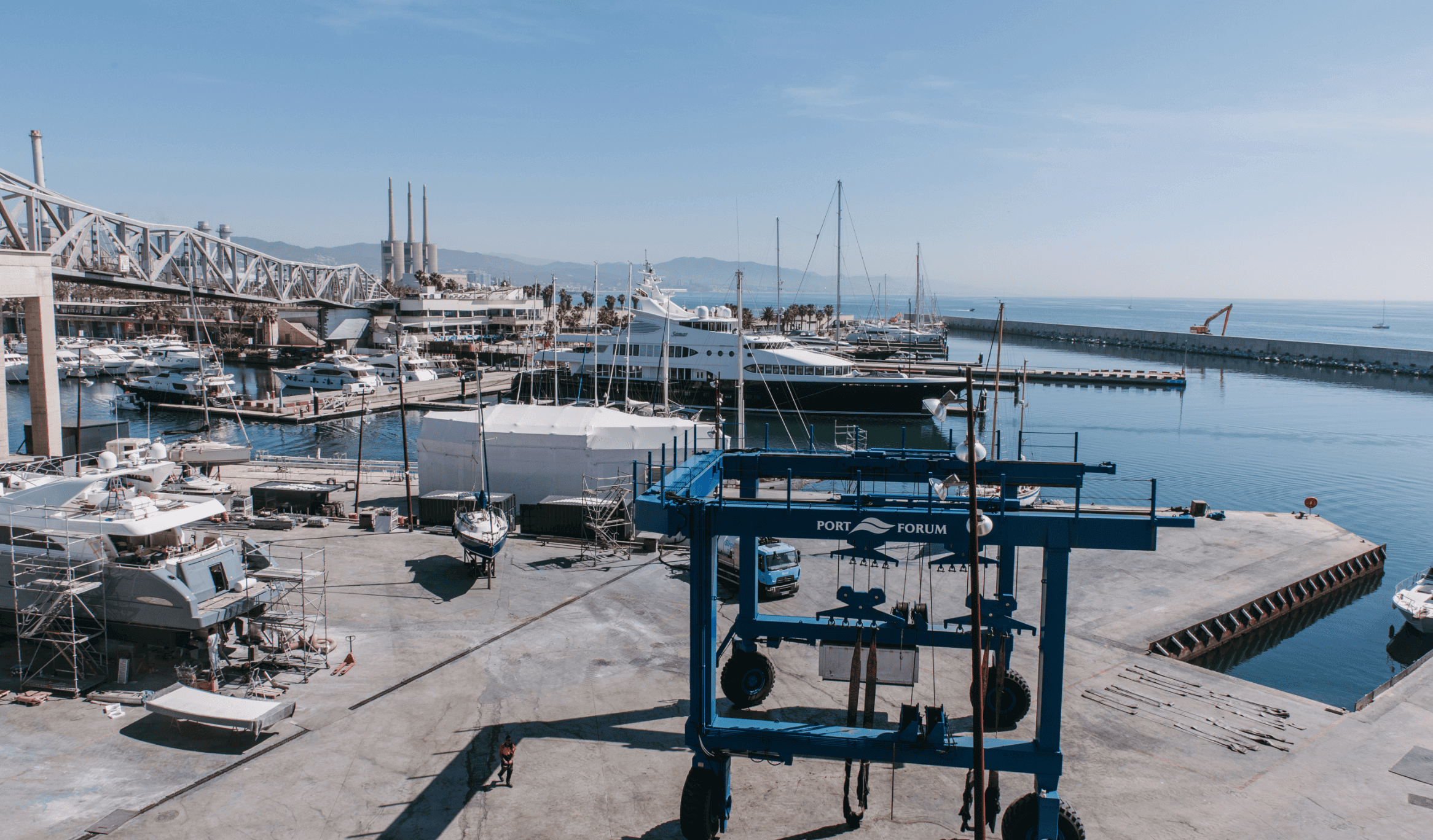 Puerto deportivo con yates y grúa azul