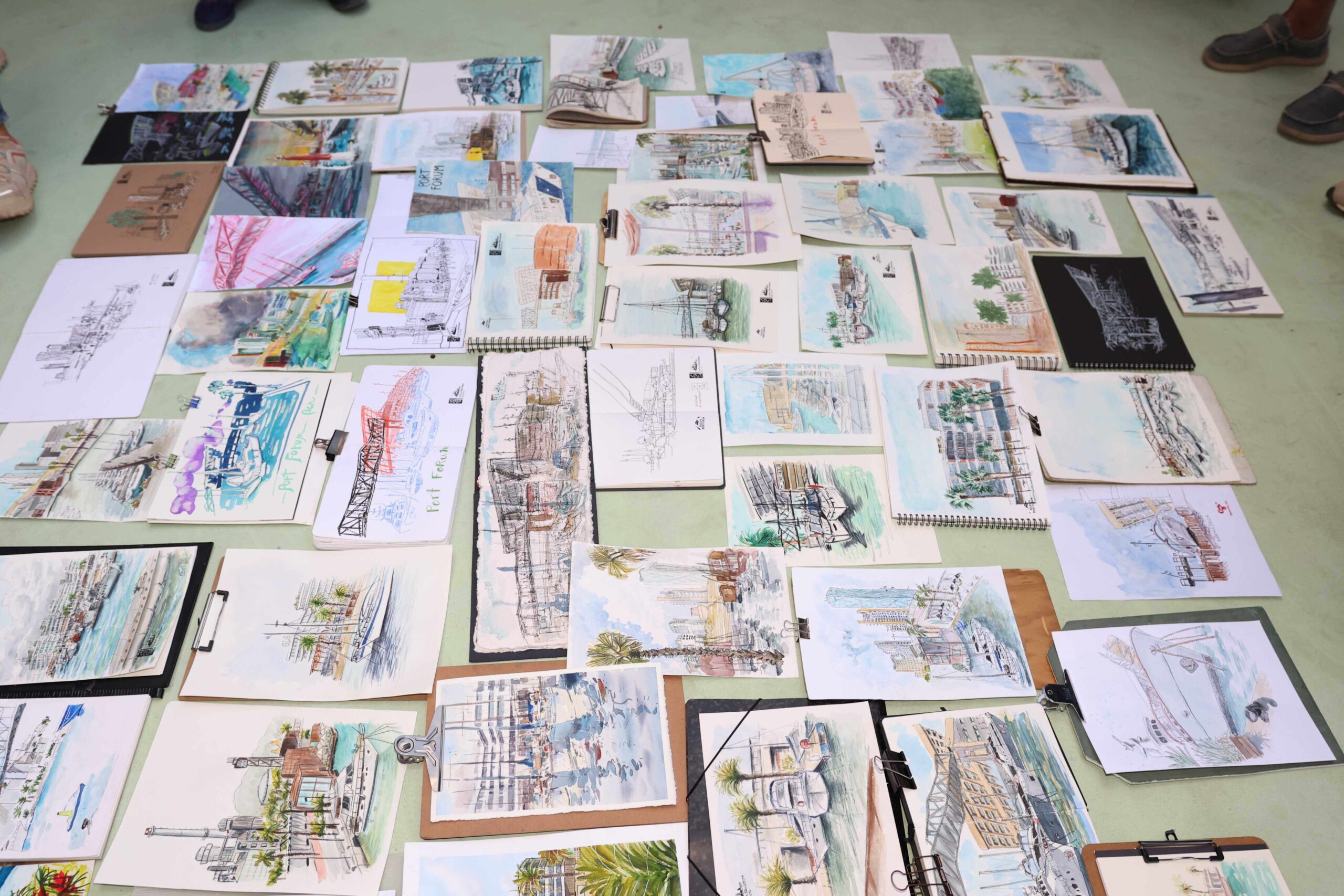 Dibujos de Barcelona Port Fòrum en el suelo.
